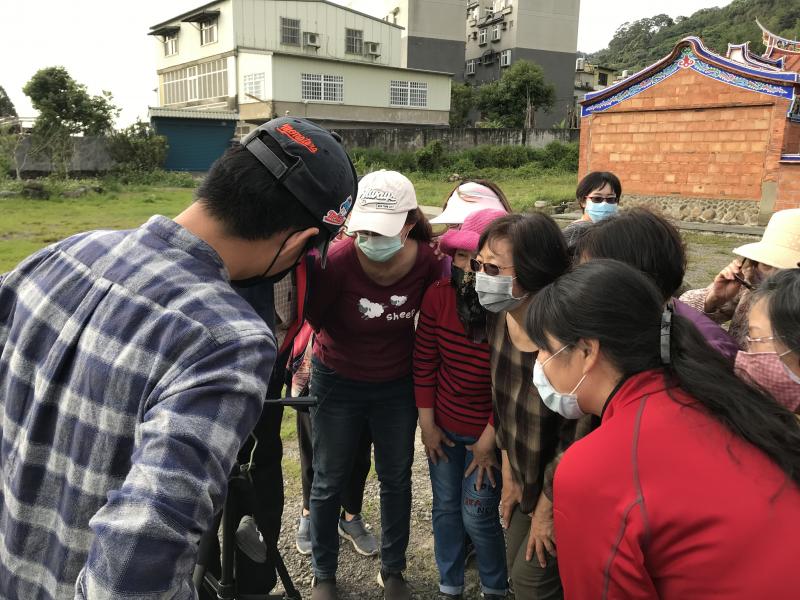 學員們檢視剛拍攝完成的影片。