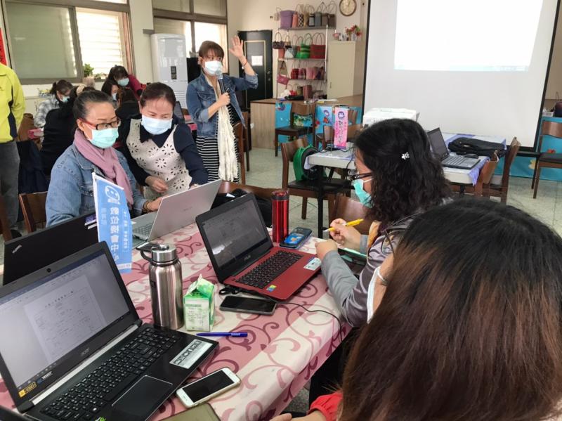 老師利用投影教導學員使用Word常用功能,運用基本功能製作個人履歷  學員認真的聽課唷~