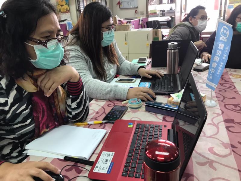 學員認真做筆記,邊使用平板電腦操作文書練習