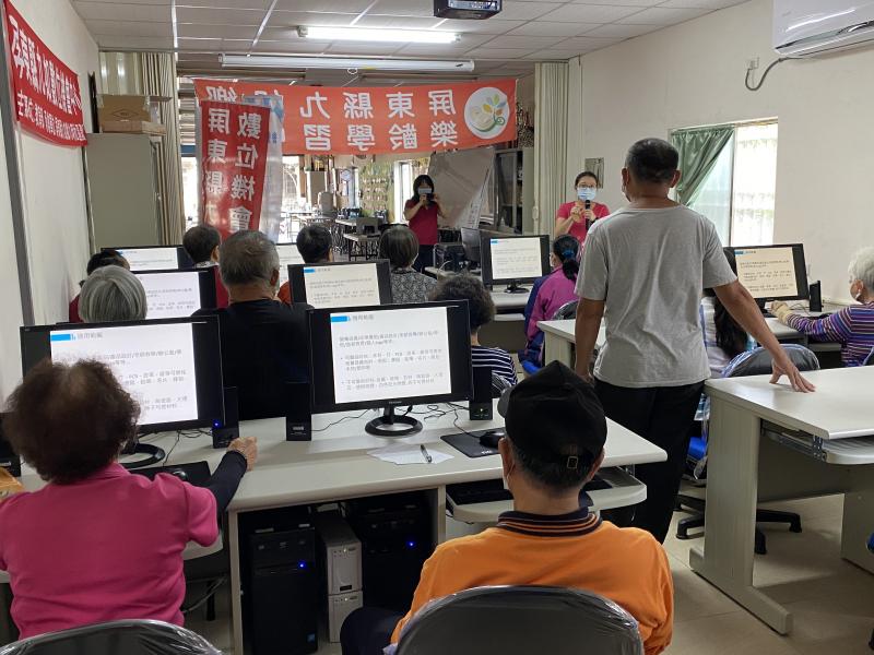 學員正認真聽講師，講解機器操作技巧，與圖案設計。