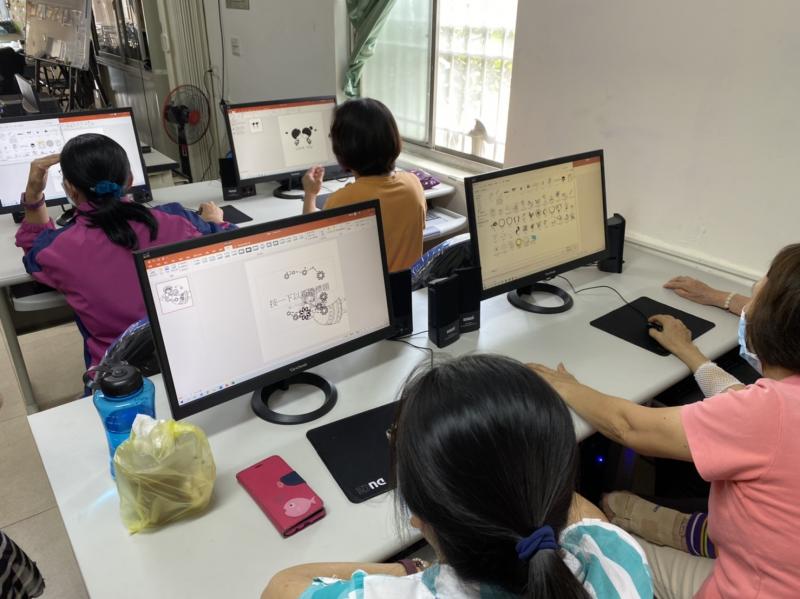 學員動手挑選素材，並進行圖片、文字的排版，完成設計圖。