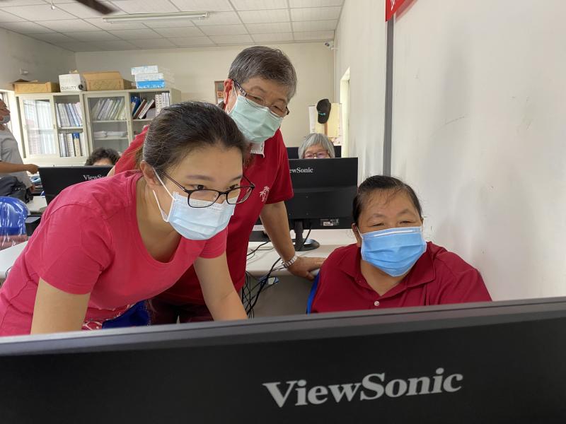 協助學員作品設計，並與學員討論字體粗細，完成品呈現的差異性。