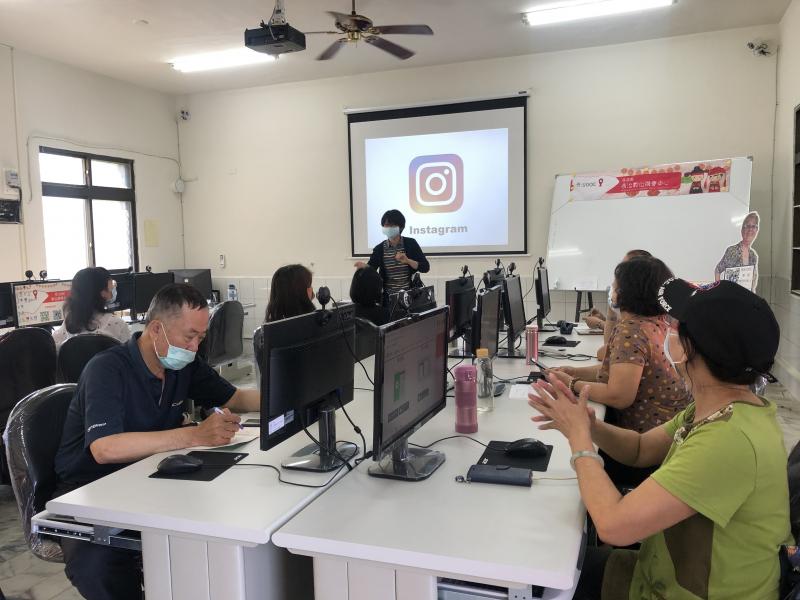 講師為學員解說IG 與臉書的差異性。