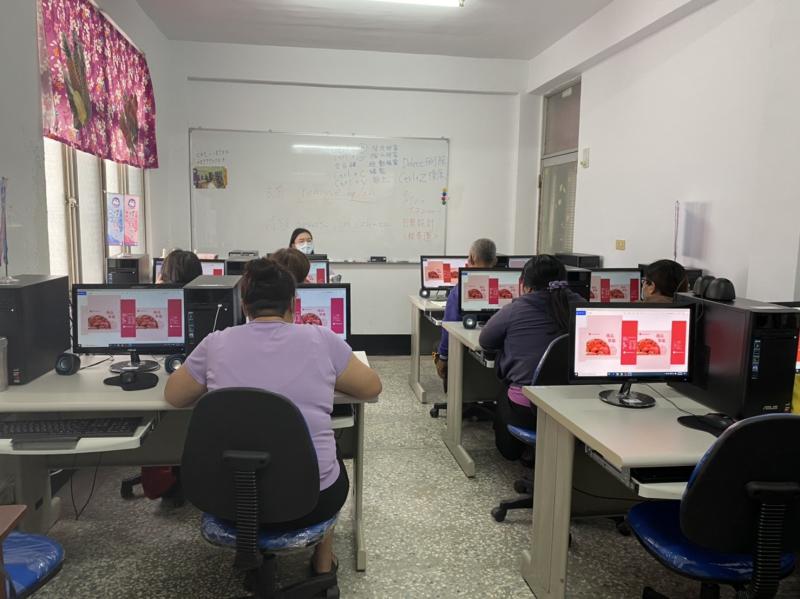 學員們正認真聽講師說明，包裝設計各款類型，如何與自己產品相結合，如何發想。