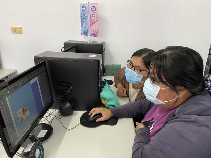 學員設計過程中，軟體操作有困難，相互協助指導。