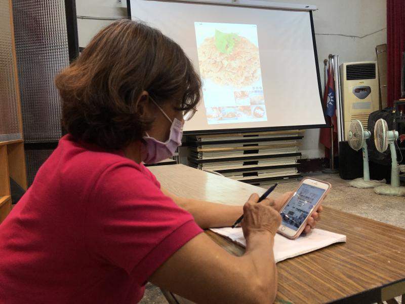 學員對於IG軟體操作不熟悉，跟著講師一步驟一步驟進行。