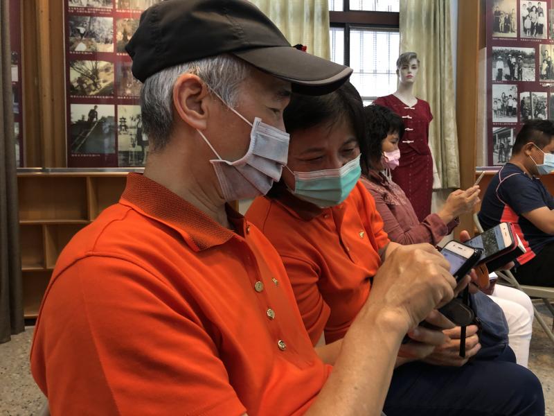 學員們相互交流，指導，跟上課程進度。