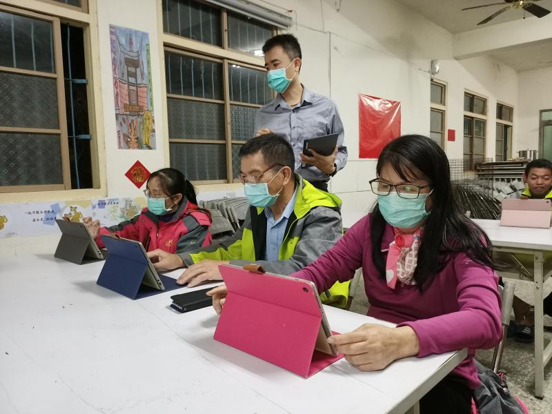 學員練習操作平板