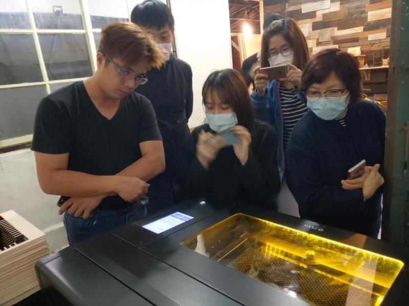 學員正在看雷射雕課過程