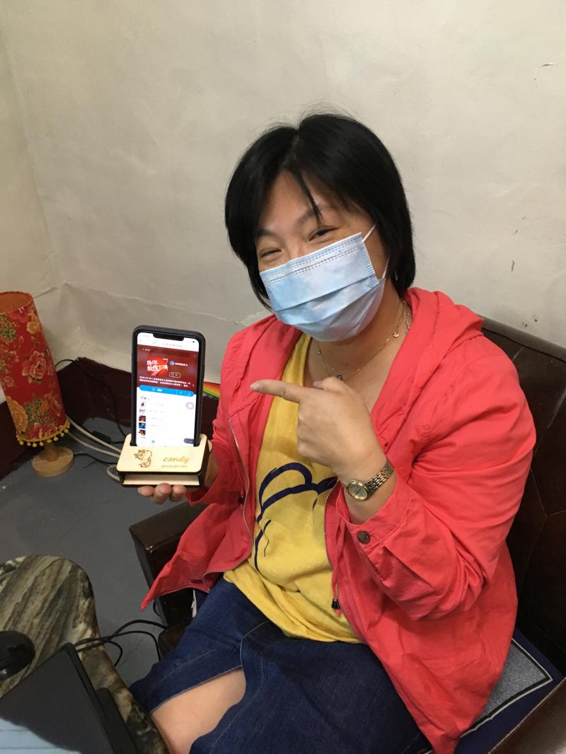 學員開心與成果合照 並且測試聲音擴大器效果