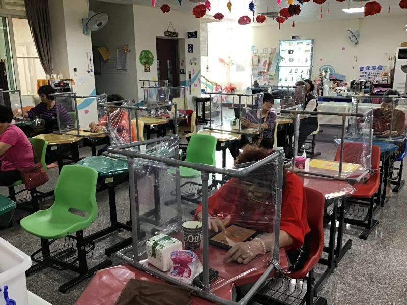 DOC課程配合社區防疫狀況，每個學員獨立空間家隔離層及拉大之間距離上平板課程