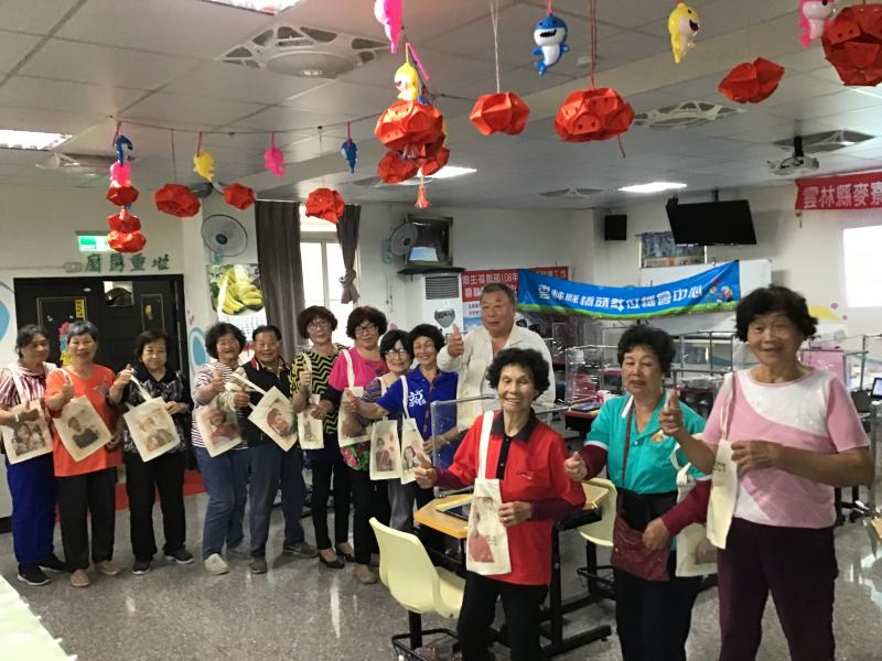 社區長者開心大合照