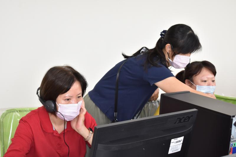 蔡麗萍老師耐心教導學員操作線上學習網頁&學員聚精會神學習