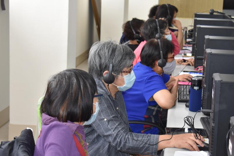 學員們認真操作線上學習網頁