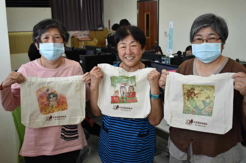 三位學員show出蝶谷巴特手提袋完成作品