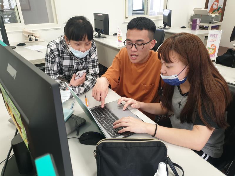 學員討論剛剛外拍的影片