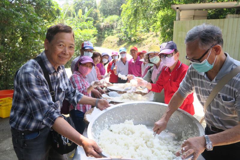 煮熟米飯置於篩子內，用電扇吹涼，灑酵母粉，再用飯匙攪拌均勻，三鍋飯置於大桶子內，撒上酵母水，密蓋發酵出水。