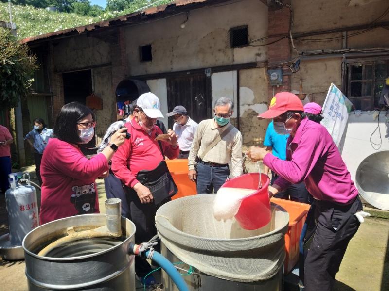 發酵米飯至少要放置一個月以上，2週後要加適量水攪拌耊3週再攪拌一次，米飯會沉入桶底，發酵水浮在上面，先把發酵水先放入蒸餾桶中，再放米飯，用瓦斯加熱，約4個小時才完成。