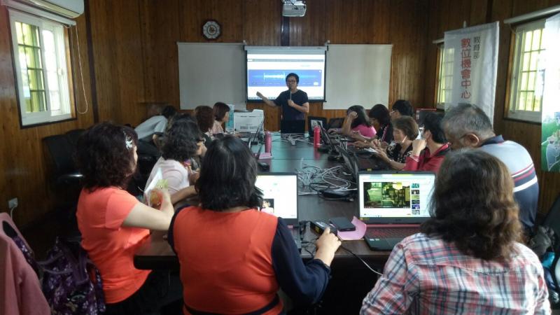 第一次上到下載音訊檔的課程.學員都很用心凝聽老師教導如何操作學習.