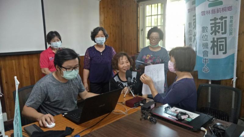 學員們正式錄製宣導廣播