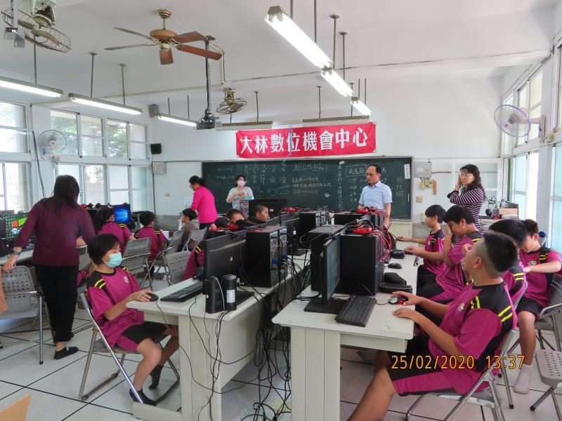 scratch的邏輯性強.Scratch由美國麻省理工學院多媒體實驗室（MIT Media Lab）的終身幼兒園組所開發的一種程式語言介面平台軟體，只要將「程式積木」做堆疊與組合，就能讓小朋友創造編寫自己的互動媒體，像是故事、遊戲、動畫作品