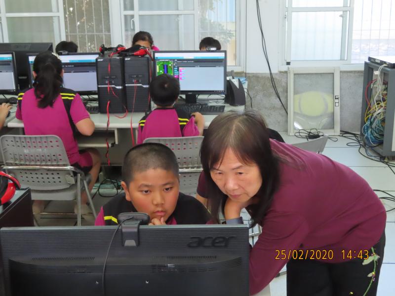 每個人聚精會神,先參考別人的作品,再設計自己的小程式.