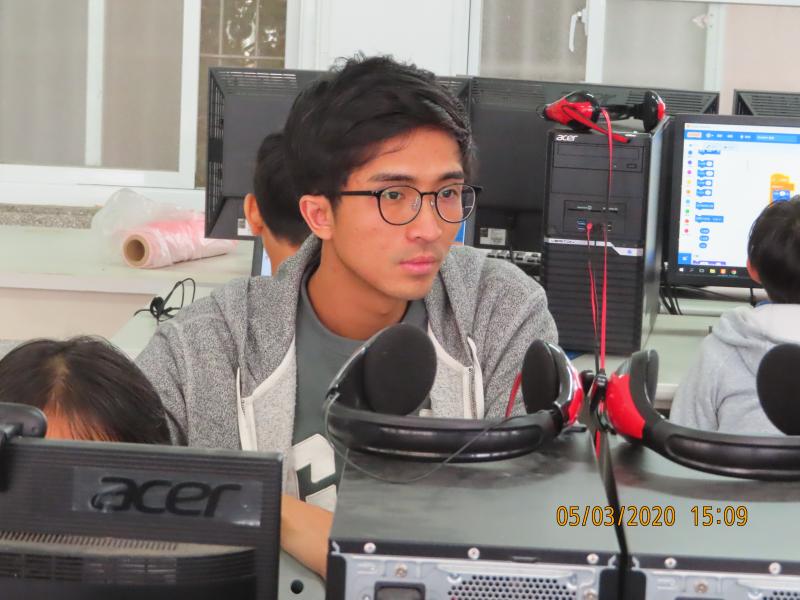 因為 Scratch 用「拖拉」積木寫程式的特性，不用輸入程式碼,反而很好玩!