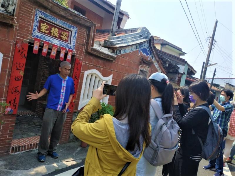 蒐集素材，學員們親自到達歷史建築拍攝解說片段