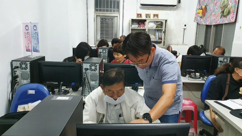 講師協助學員編輯照片文案及使用軟體編修