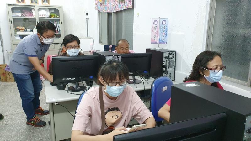 學員練習使用軟體編修舊照片