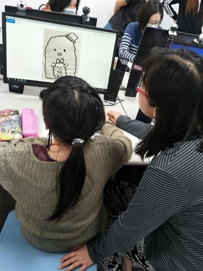 老師教的這套AI靈活性非常高，將畫好的圖拍下再丟入電腦著色、調整，用工具進行修圖等步驟