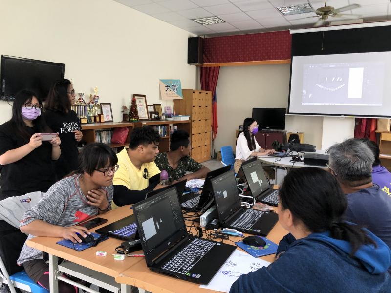 Ai向量插畫入門課程介紹，講師說明插畫圖像的應用方式。