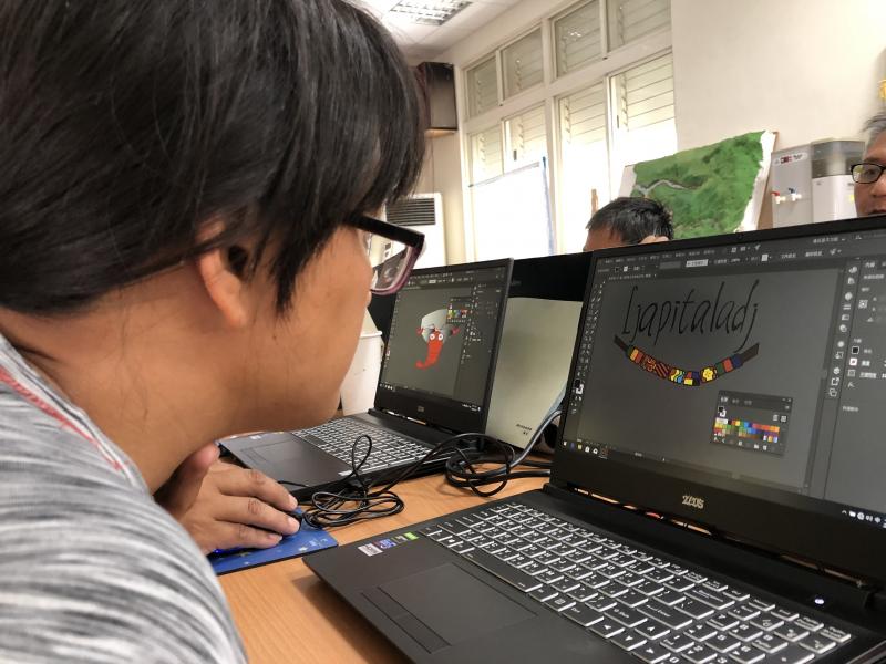學員練習圖騰繪製，將手繪作品掃描上傳，透過電腦轉向量指令，創造出插圖元素。