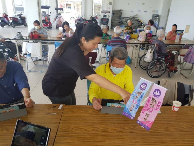 學員對自己的學習成果感到非常滿意，臉上露出滿意的笑容。