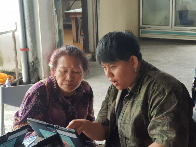 文健站志工一起加入學習行列。