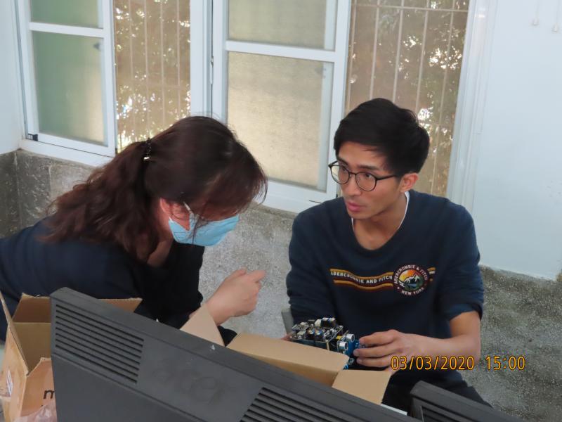 舞台區：除了呈現作品之外，設備的連接、角色設置與背景設置等功能都在這個區域進行。     積木區：提供編程所需的積木，可以按照分類及顏色查找需要的積木。  腳本區：程序的編寫區域，可以將積木拖放到這個區域來編寫程序。  菜單欄：切換中英文介