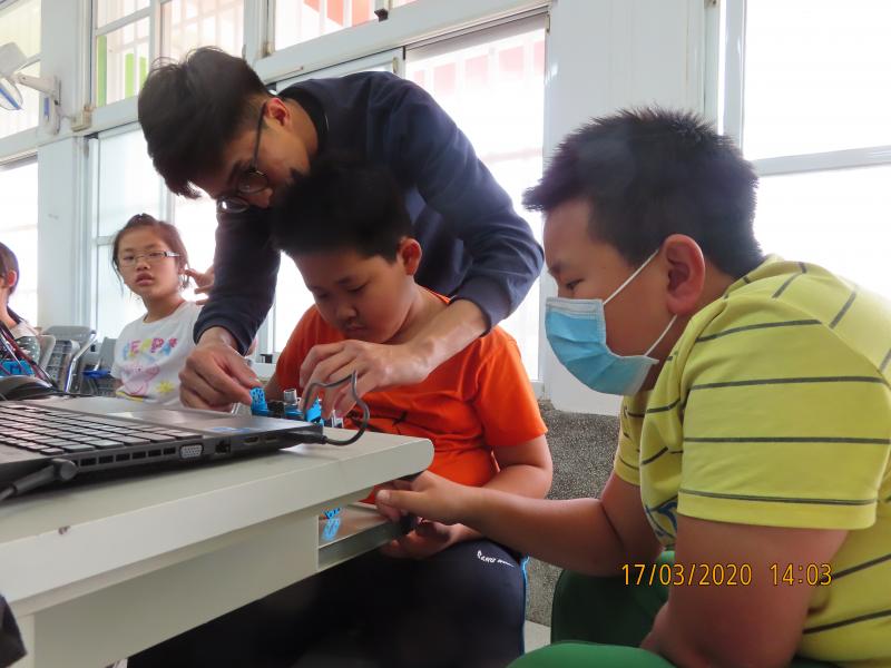 mblock5有Scratch類似的豐富的角色的編程玩法，又能和程小奔、mbot等硬體相結合，讓程序不單呈現於虛擬的角色，更有可玩性.