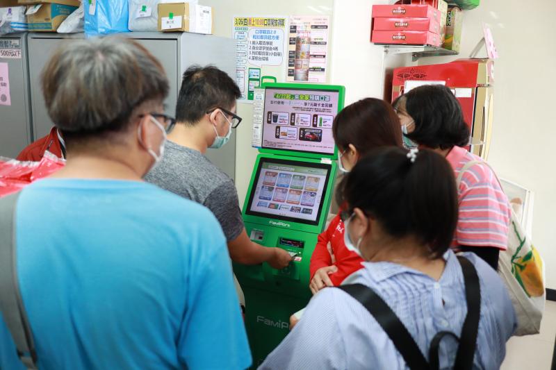 講師帶領學員至便利商店實際操作口罩預購教學