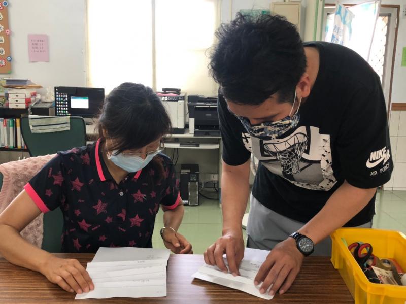 講師指導學員如何摺板型紙張