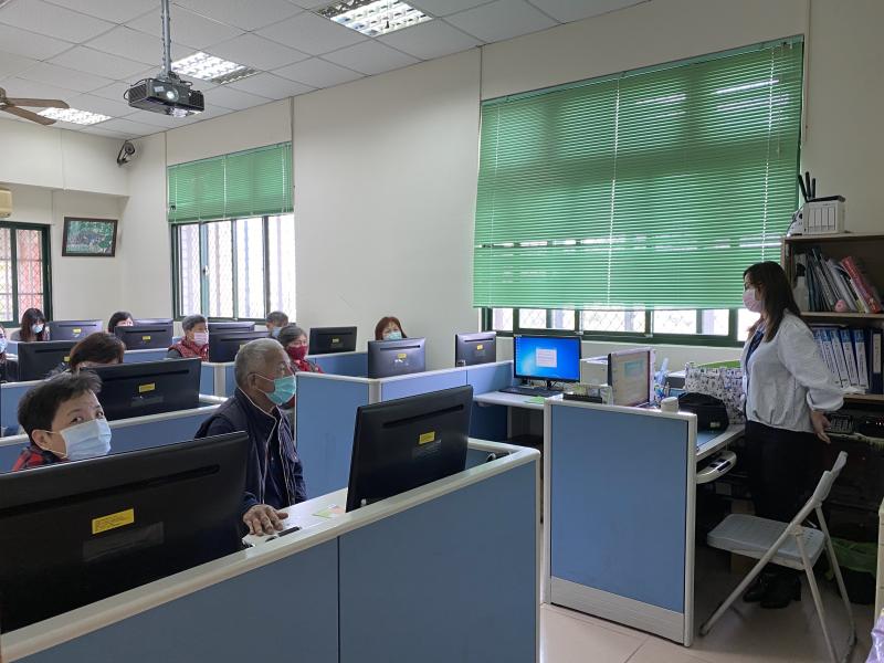 老師解說聽力正確衛教觀念。