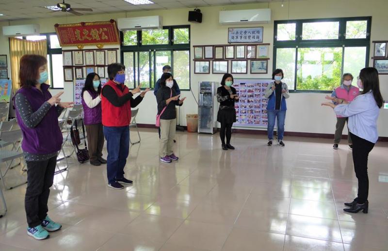 老師教社區民眾耳朵按摩。