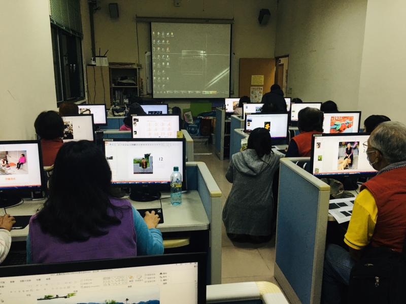 學員將所拍的照片利用電腦製作成桌曆。