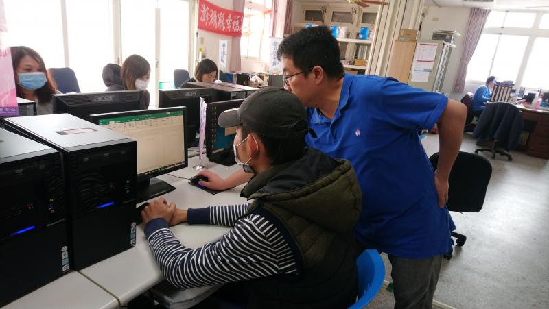 老師在旁指導，若發現學員有相同的問題時，會再一次的操作