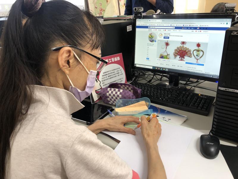 以線上網站參考為範例，摸擬畫出自己的一頁網。