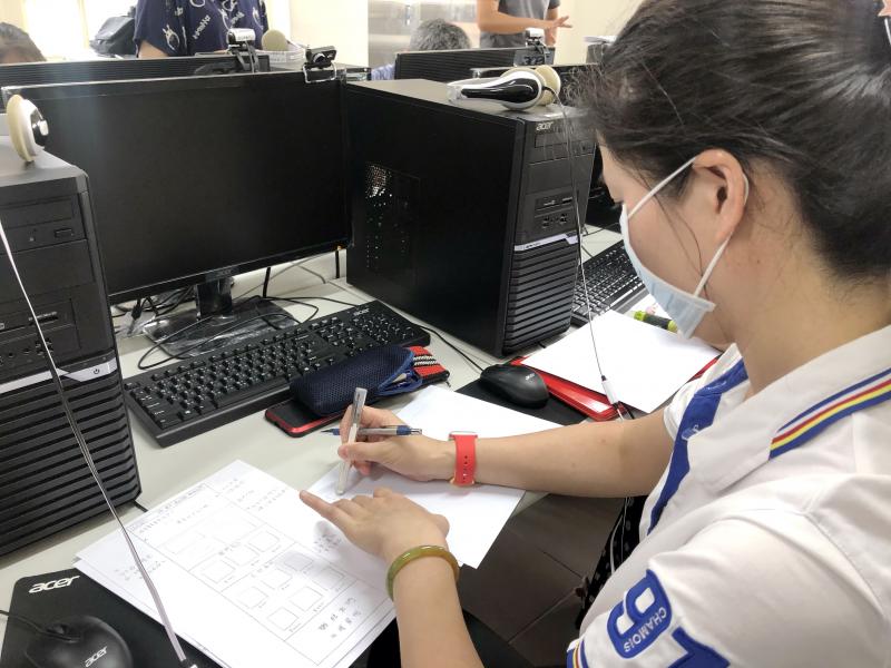 以「建康護理治療所」為主題，透過手繪方向畫出網站的架構圖。