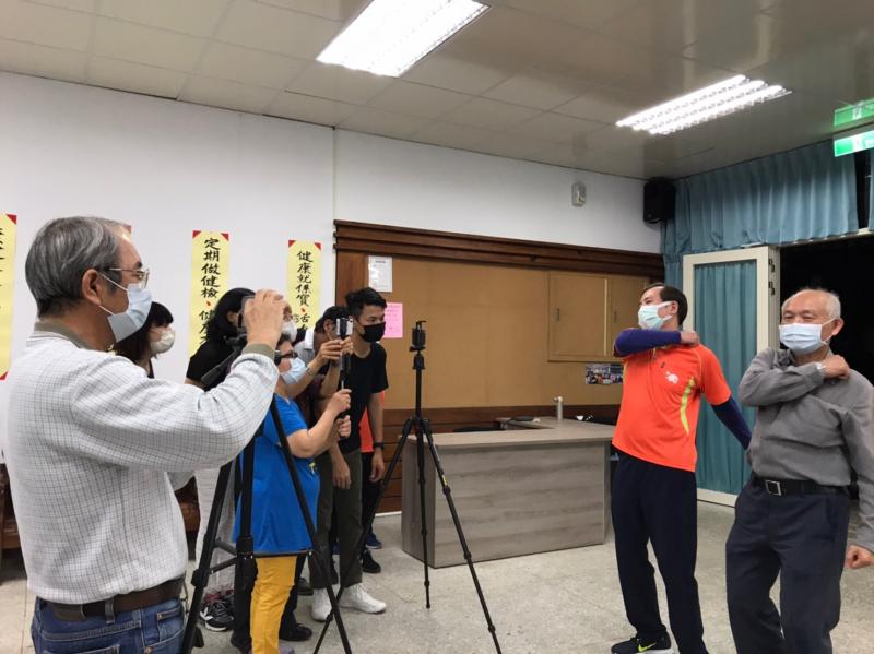 老師示範如何拍攝學員的分鏡