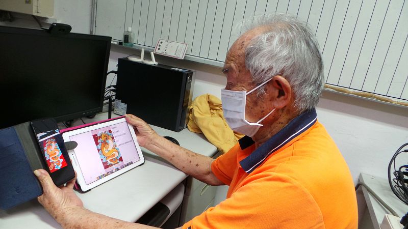 阿公用自己的手機下載數字填色遊戲製作與平板一樣的龍騰圖案做比較，阿公說平板與手機的顏色有點差異
