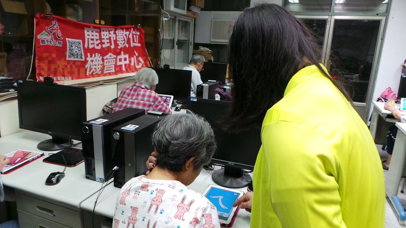 阿嬤為了要陪伴孫子一起學習ㄅㄆㄇ，上課時也詢問老師平板電腦是否有ㄅㄆㄇ注音符號操作練習可以學習