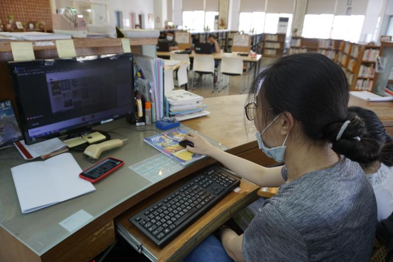 萬巒鄉立圖書館，邀請館員一同加入遠距教學，有助於未來業務上的推動與執行。