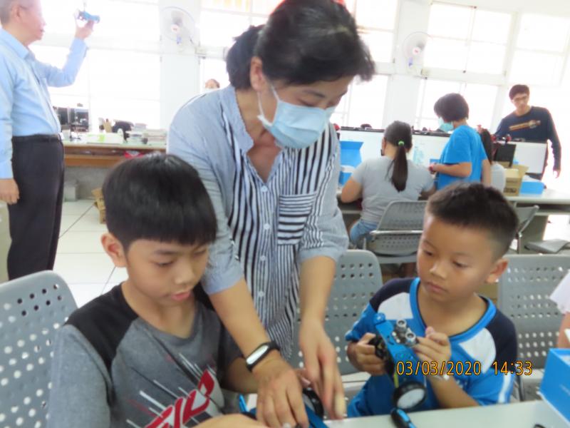 程式寫作結合外部感應器，可以達成簡單的自動控制功能，進一步讓學員創作一些作品改善生活或是增加樂趣，培養邏輯思考解決日常生活問題的能力。